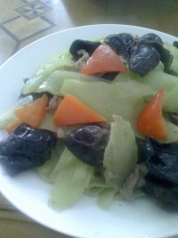 肉炒红绿黑的做法
