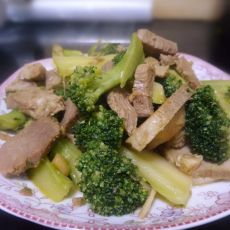 西兰花炒咸肉的做法