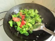 番茄炒西兰花的做法