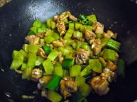 鸡边腿炒莴笋的做法