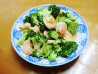 西兰花炒虾仁的做法