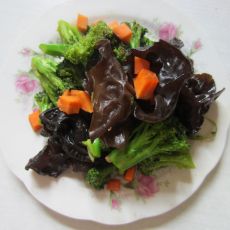 木耳炒西兰花的做法 木耳炒西兰花的做法