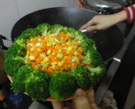 西兰花玉米胡萝卜炒粒拼盘的做法