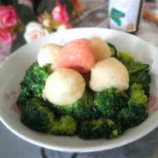 西兰花烧鱼丸的做法 西兰花烧鱼丸的做法