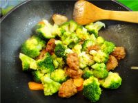 肉丸子炒西兰花的做法