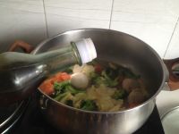 上汤肉丸西兰花的做法