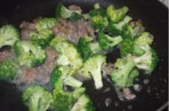 蒜蓉肉片炒西兰花的做法