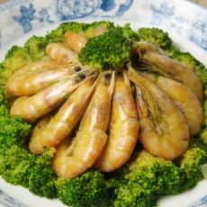 西兰花炒白条虾的做法