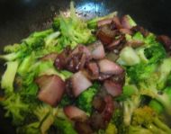 腊肉炒西兰花的做法