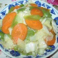 手撕包菜炒红萝卜的做法