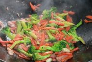 红萝卜西兰花炒午餐肉的做法