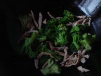 西兰花烧肉的做法