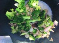西兰花炒肉末的做法