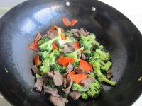 西兰花胡萝卜炒牛肉的做法