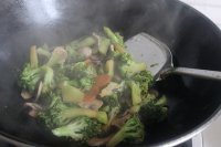 平菇炒西兰花的做法