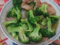 五花肉炒西兰花的做法