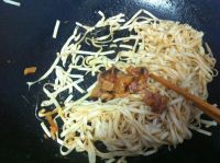 蘑菇肉酱炒面的做法