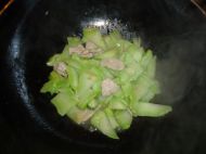 肉片炒西兰花菜杆的做法