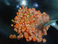 胡萝卜烤肠丁的做法