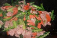 生菜红萝卜炒午餐肉的做法