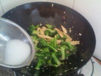 西兰花炒鸡肉肠的做法