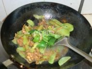 莴笋炒鸡腿的做法