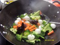 西兰花炒鹌鹑蛋的做法