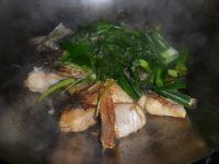 蒜苗烧草鱼的做法