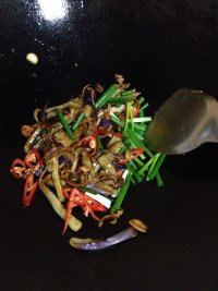 干鱿鱼烧茄子的做法