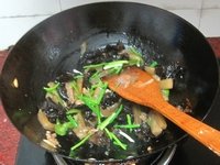 木耳炒茄子的做法