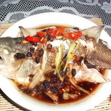 红烧味的蒸鲈鱼的做法 红烧味的蒸鲈鱼的做法