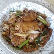 葱白醋焖带鱼的做法 葱白醋焖带鱼的做法