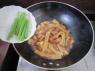 鹌鹑蛋烧肉的做法