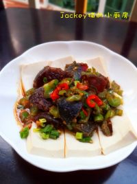 青椒皮蛋豆腐的做法