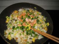 豆角三文鱼炒饭的做法