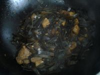 五花肉烧海带的做法
