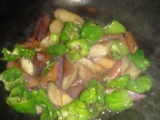 茄子炖辣椒的做法