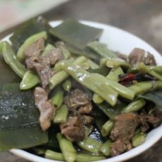 牛肉烧海带架梅的做法 牛肉烧海带架梅的做法