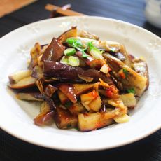 蒜蓉辣酱炒茄条的做法 蒜蓉辣酱炒茄条的做法
