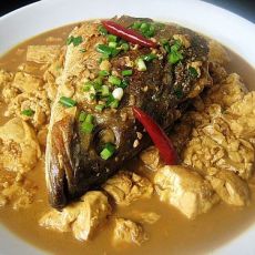 咸海鲈鱼头烧豆腐的做法 咸海鲈鱼头烧豆腐的做法