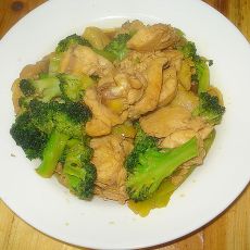 鸡肉炒西兰花的做法