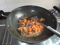 胡萝卜炖鸭肉的做法