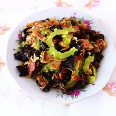 香肠木耳炒苦瓜的做法 香肠木耳炒苦瓜的做法
