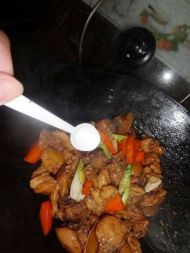 胡萝卜炒鸡块的做法