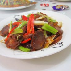 芹菜大蒜炒香肠的做法 芹菜大蒜炒香肠的做法