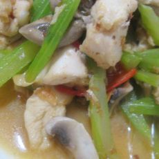 草菇西芹炒鸡肉的做法 草菇西芹炒鸡肉的做法