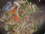 杂蔬炒鸡腿的做法