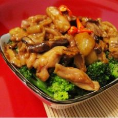 冬菇鸡腿肉烩西兰花的做法 冬菇鸡腿肉烩西兰花的做法