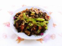 香肠木耳炒苦瓜的做法