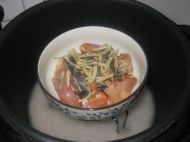 梅香咸鱼蒸鸡腿的做法